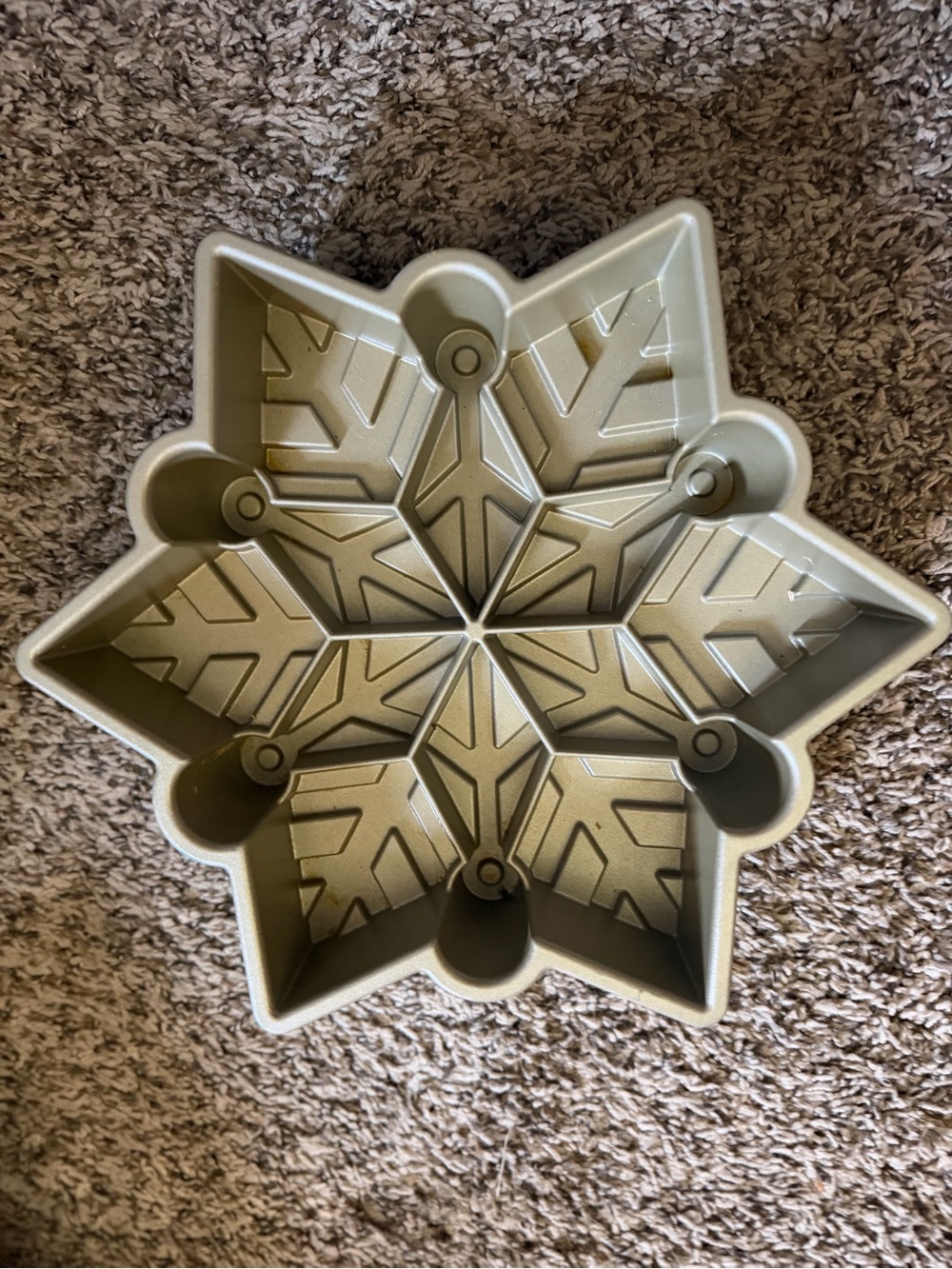 Nordic ware Snowflake Bundt Cake Pan in Metallic Gold